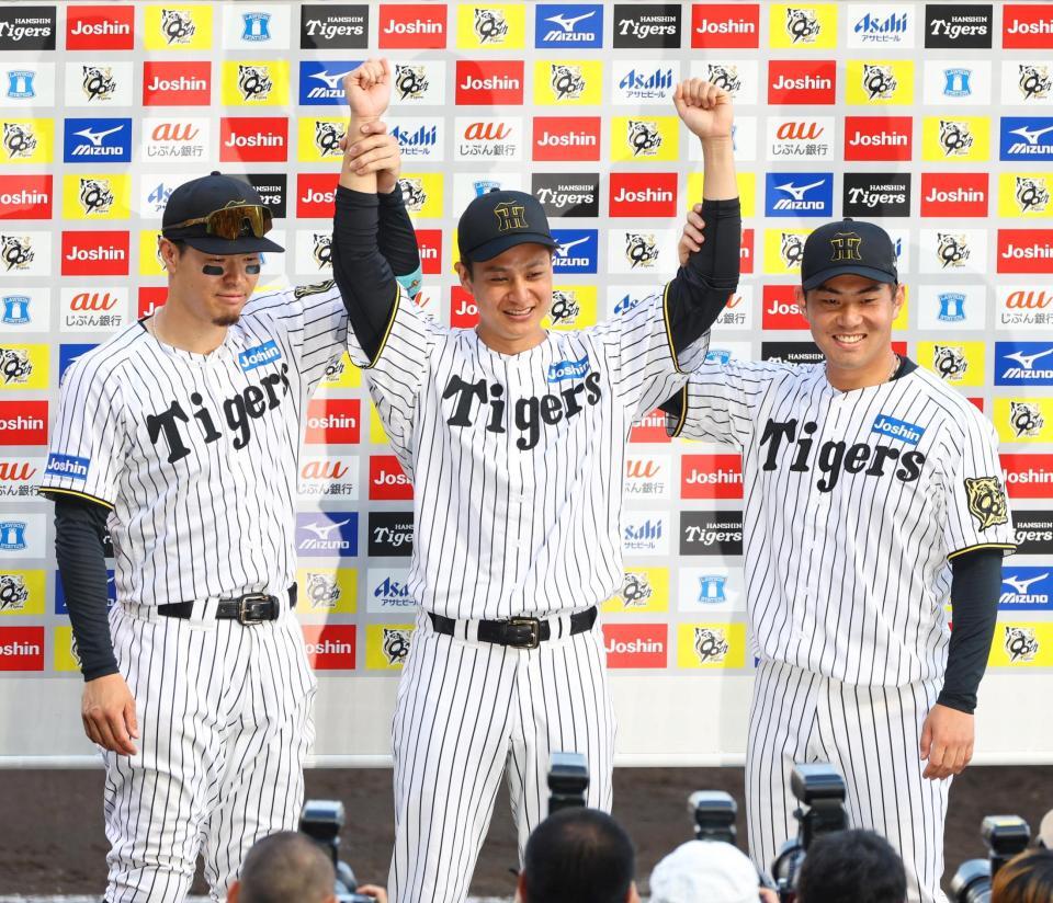 　お立ち台でポーズを決める（左から）佐藤輝、大竹、桐敷（撮影・山口登）