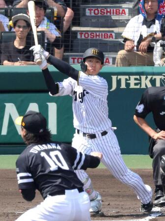 　１回、上沢から２点二塁打を放つ小幡（撮影・北村雅宏）