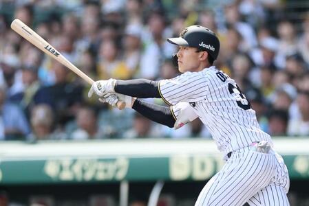 　１回、２点適時打を放つ小幡（撮影・田中太一）