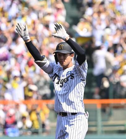 　１回、２点二塁打を放ちポーズする小幡（撮影・西田忠信）