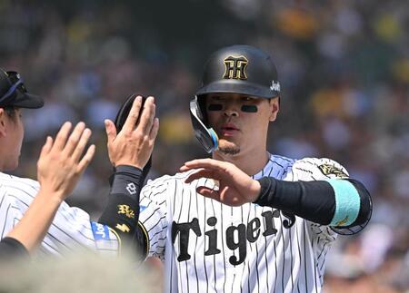 　１回、小幡の２点二塁打で生還した佐藤輝（撮影・西田忠信）