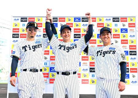 　お立ち台でポーズを決める（左から）佐藤輝、大竹、桐敷（撮影・西田忠信）
