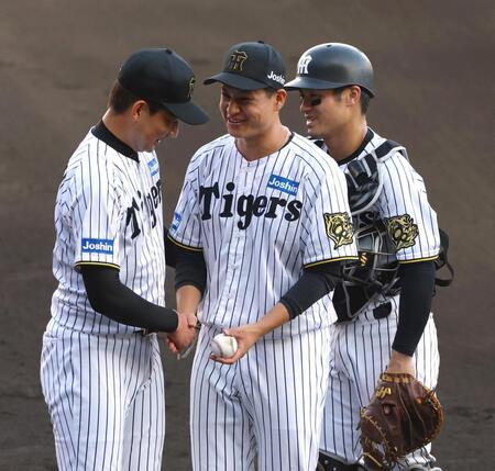 　岩崎（左）から祝福され笑顔を見せる大竹＝２１日