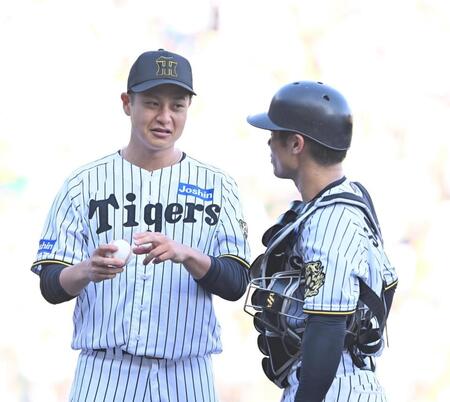 　勝利後、坂本（右）と言葉を交わす大竹＝２１日