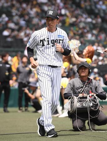 　試合前のグラウンドに登場した矢野燿大氏（撮影・西田忠信）