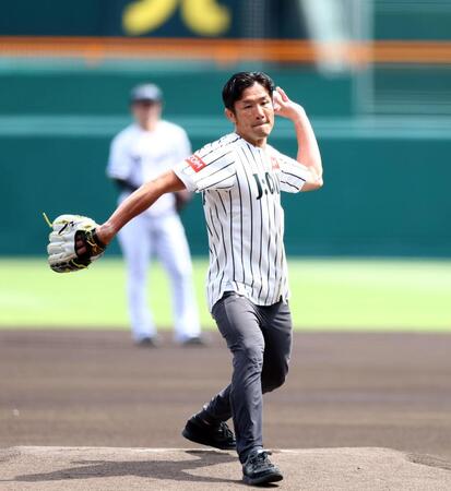 　始球式をする広瀬俊朗氏（撮影・山口登）