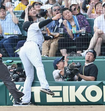 　３回、野村の打球を追ってカメラマン席に突っ込む大山（撮影・田中太一）