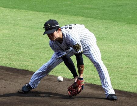 　４回、中野は栗原の打球をファンブルする（撮影・山口登）