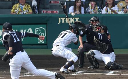 　６回、頭部に死球を受ける中野（撮影・北村雅宏）