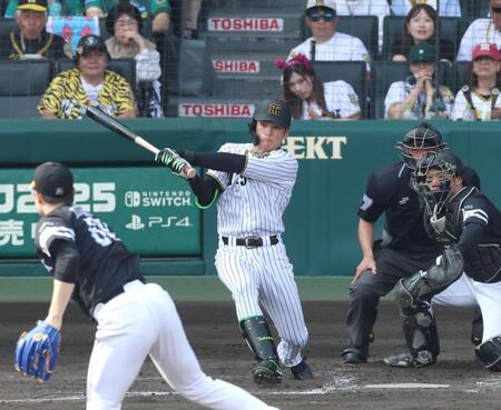　７回、右前打を放つ高寺（撮影・北村雅宏）