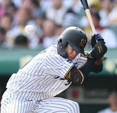 　６回、頭部に死球を受ける中野（撮影・田中太一）