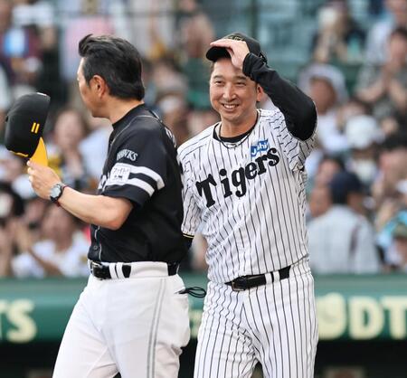 　試合後、交流戦優勝を決めた小久保監督（手前）にあいさつする藤川監督（撮影・田中太一）