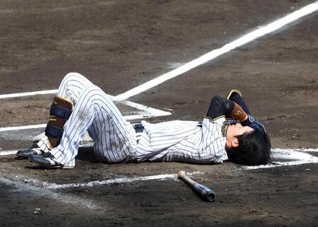 　６回、頭部に死球を受ける中野（撮影・山口登）