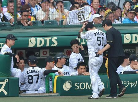 　６回、頭部死球を受け、ベンチ奥へ向かう中野（中央右）＝撮影・北村雅宏