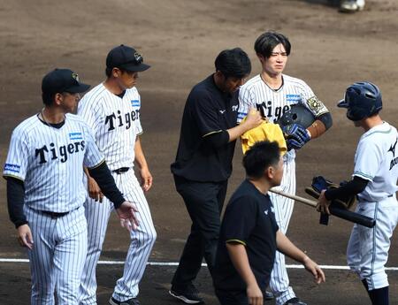 　６回、中野は頭部に死球を受けベンチに戻る（撮影・山口登）