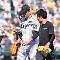 　６回、治療のためベンチへ下がる大竹。このまま交代となる（撮影・西田忠信）