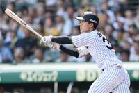 　１回、２点適時打を放つ小幡（撮影・田中太一）