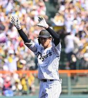 　１回、２点二塁打を放ちポーズする小幡（撮影・西田忠信）