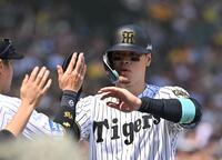 　１回、小幡の２点二塁打で生還した佐藤輝（撮影・西田忠信）