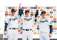 　お立ち台でポーズを決める（左から）佐藤輝、大竹、桐敷（撮影・西田忠信）