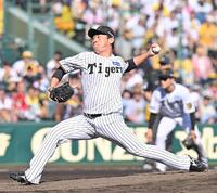 　６回途中から２番手で登板する桐敷（撮影・西田忠信）