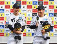 　お立ち台で笑顔を見せる大竹（左）と桐敷（撮影・山口登）