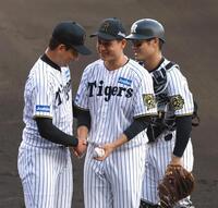 　岩崎（左）から祝福され笑顔を見せる大竹＝２１日