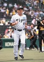 　試合前のグラウンドに登場した金本知憲氏（撮影・西田忠信）