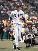 　試合前のグラウンドに登場した矢野燿大氏（撮影・西田忠信）