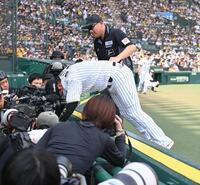 　３回、野村の打球を追ってカメラ席に飛び込んだ阪大山（撮影・西田忠信）