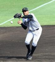 　４回、ヘルナンデスは石塚の打球を後逸する（撮影・山口登）