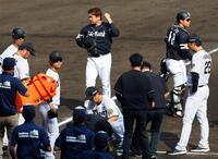 　６回、中野に死球を与えた津森（中央）は危険球退場となる（撮影・山口登）