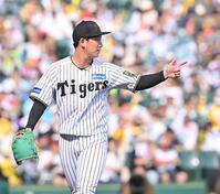 　６回、石塚を併殺に仕留めベンチに戻る伊原（撮影・西田忠信）