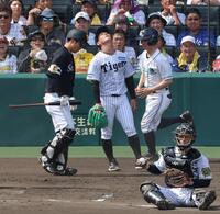 　４回、ダウンズに先制となる２点適時打を浴びた伊原（奥中央）＝撮影・北村雅宏