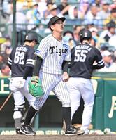 　４回、ダウンズに先制２点打を許した伊原（撮影・西田忠信）