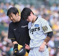 　６回、頭部死球を受けトレーナーとベンチに下がる中野（右）＝撮影・西田忠信