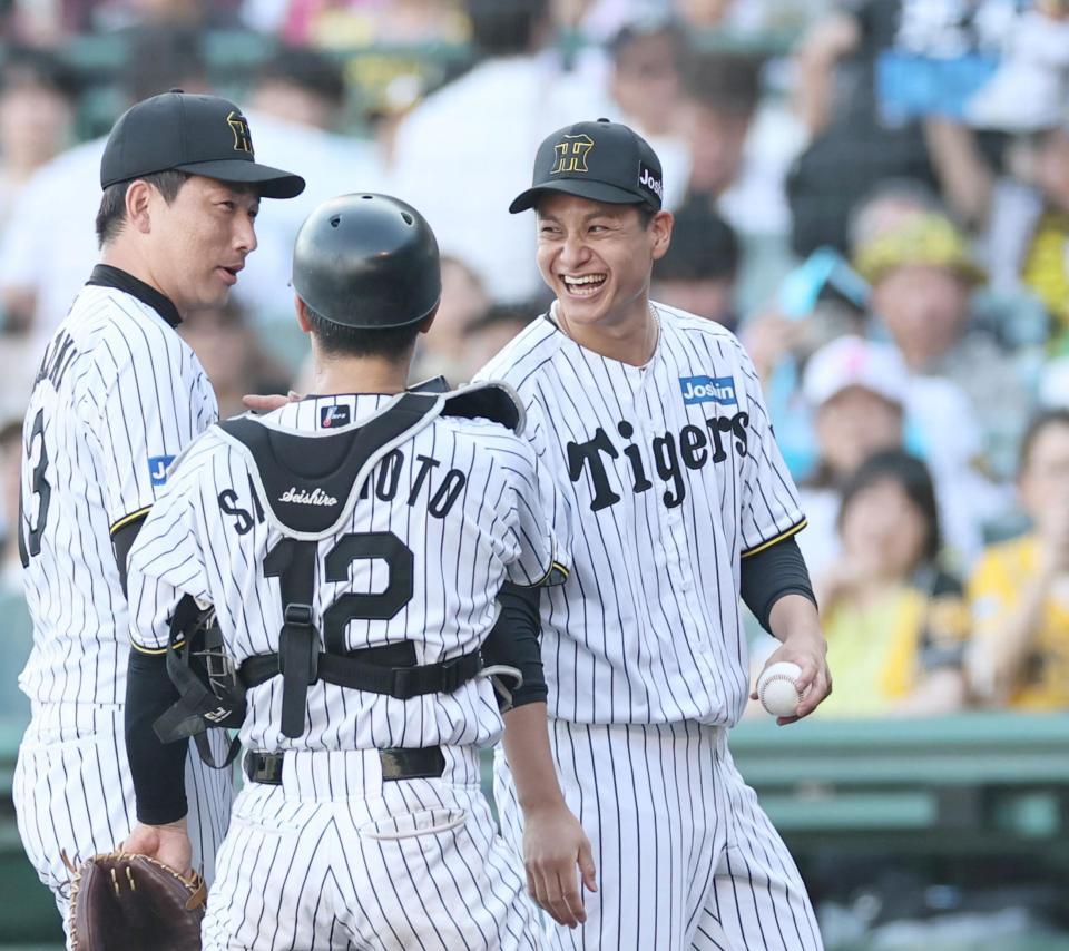 　ソフトバンク戦で勝ち星を挙げた大竹は最後を締めた岩崎と坂本を笑顔で迎える（撮影・田中太一）