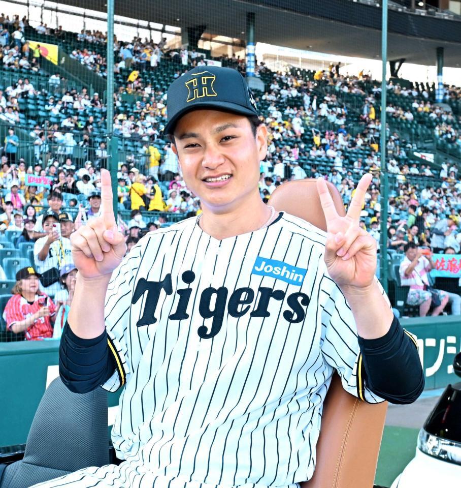 　１２球団勝利にちなんだポーズを決める大竹（撮影・西田忠信）