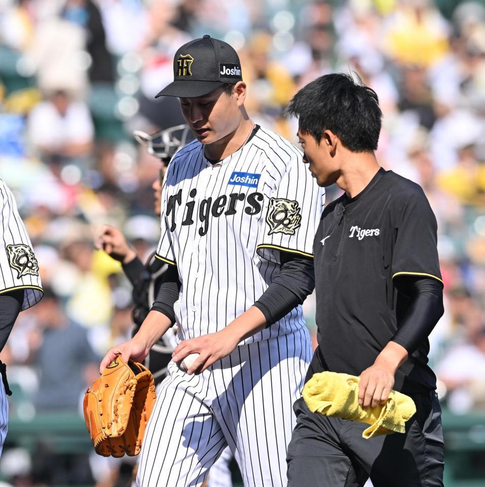 　６回、治療のためベンチへ下がる大竹。このまま交代となる（撮影・西田忠信）