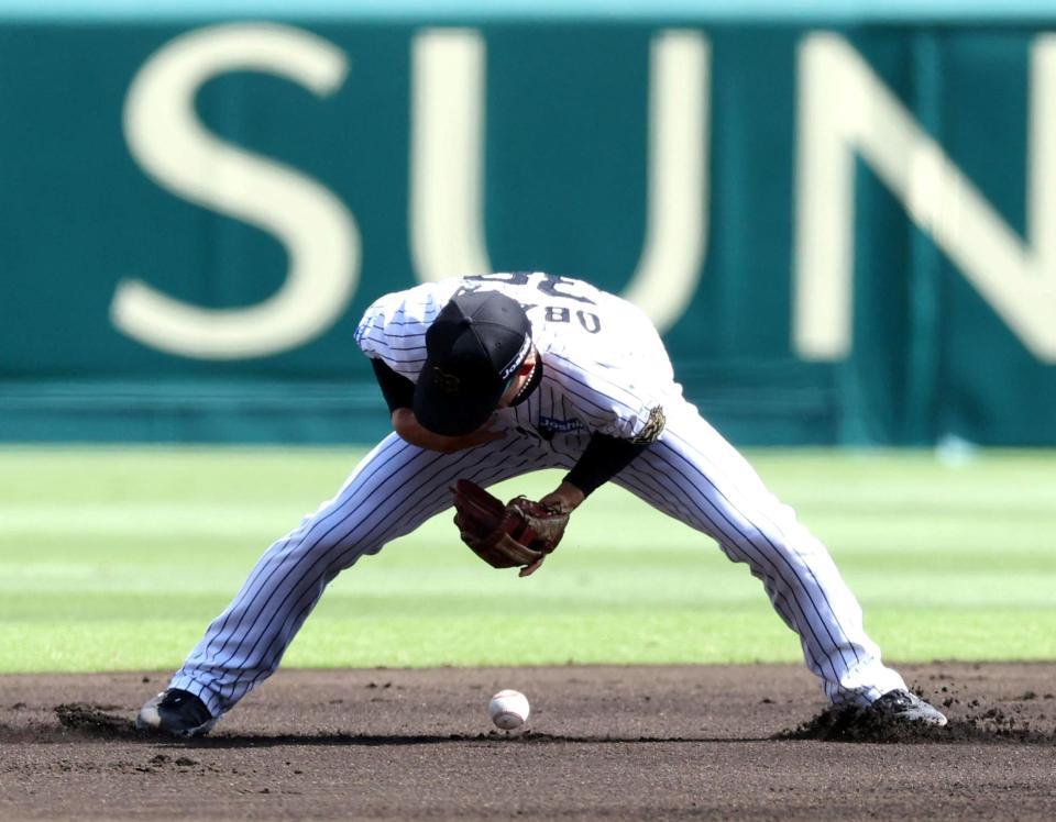 　２回、小幡は中村の打球をファンブルする（撮影・山口登）