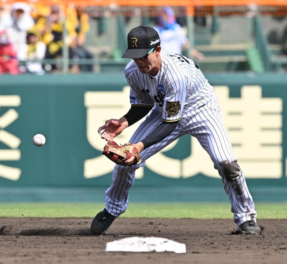 　４回、野村の打球を失策する小幡（撮影・西田忠信）