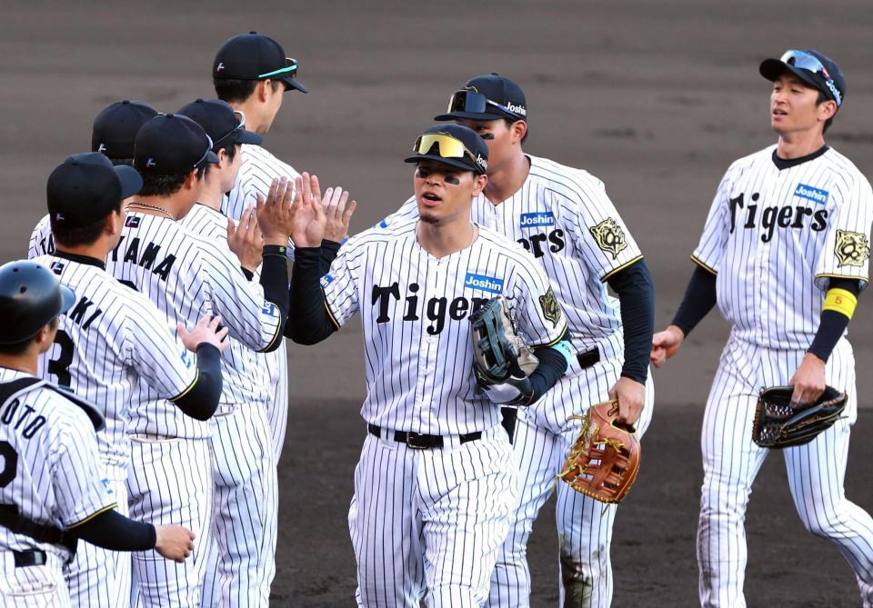 　ソフトバンクに勝利し喜ぶ佐藤輝（中央）ら阪神ナイン