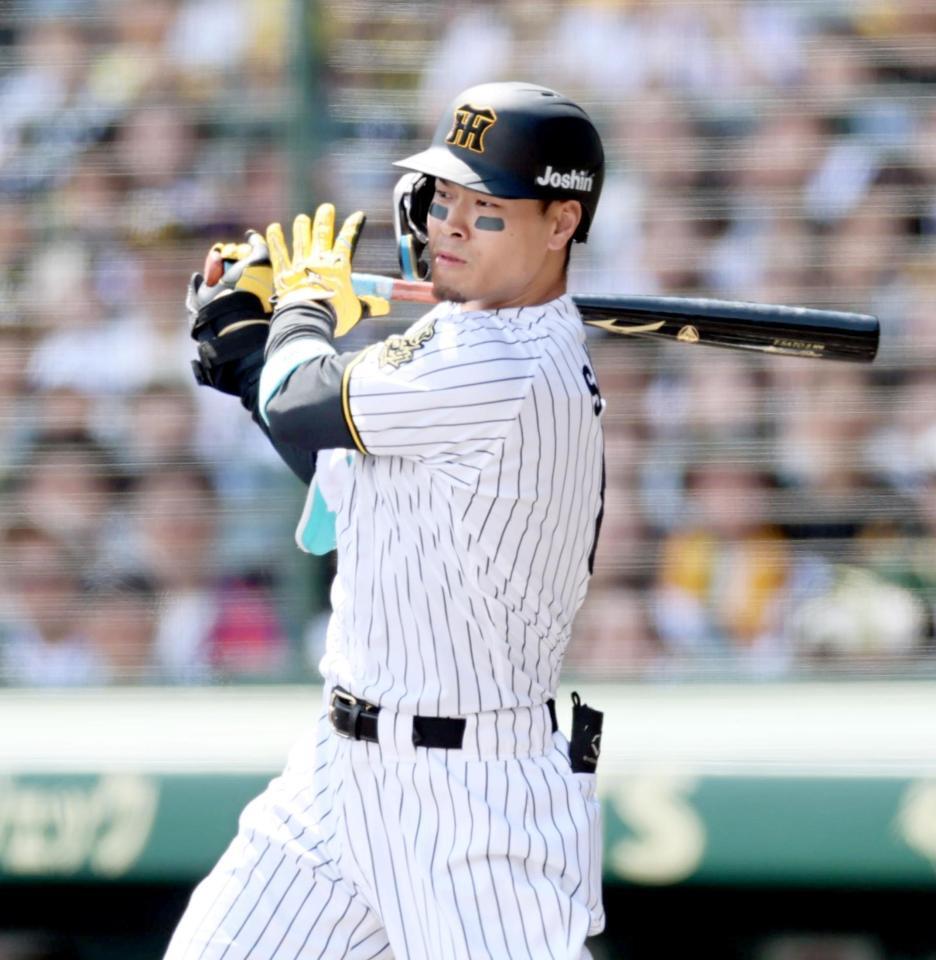 　１回、適時打を放つ佐藤輝（撮影・田中太一）