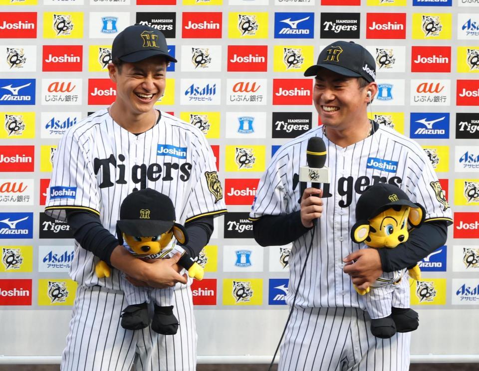 　お立ち台で笑顔を見せる大竹（左）と桐敷（撮影・山口登）