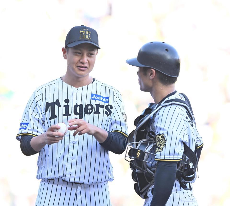 　勝利後、坂本（右）と言葉を交わす大竹＝２１日