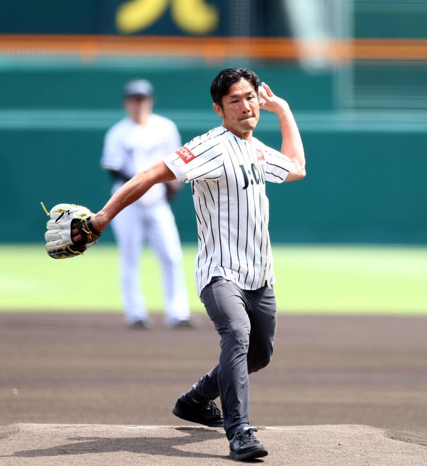 　始球式をする広瀬俊朗氏（撮影・山口登）