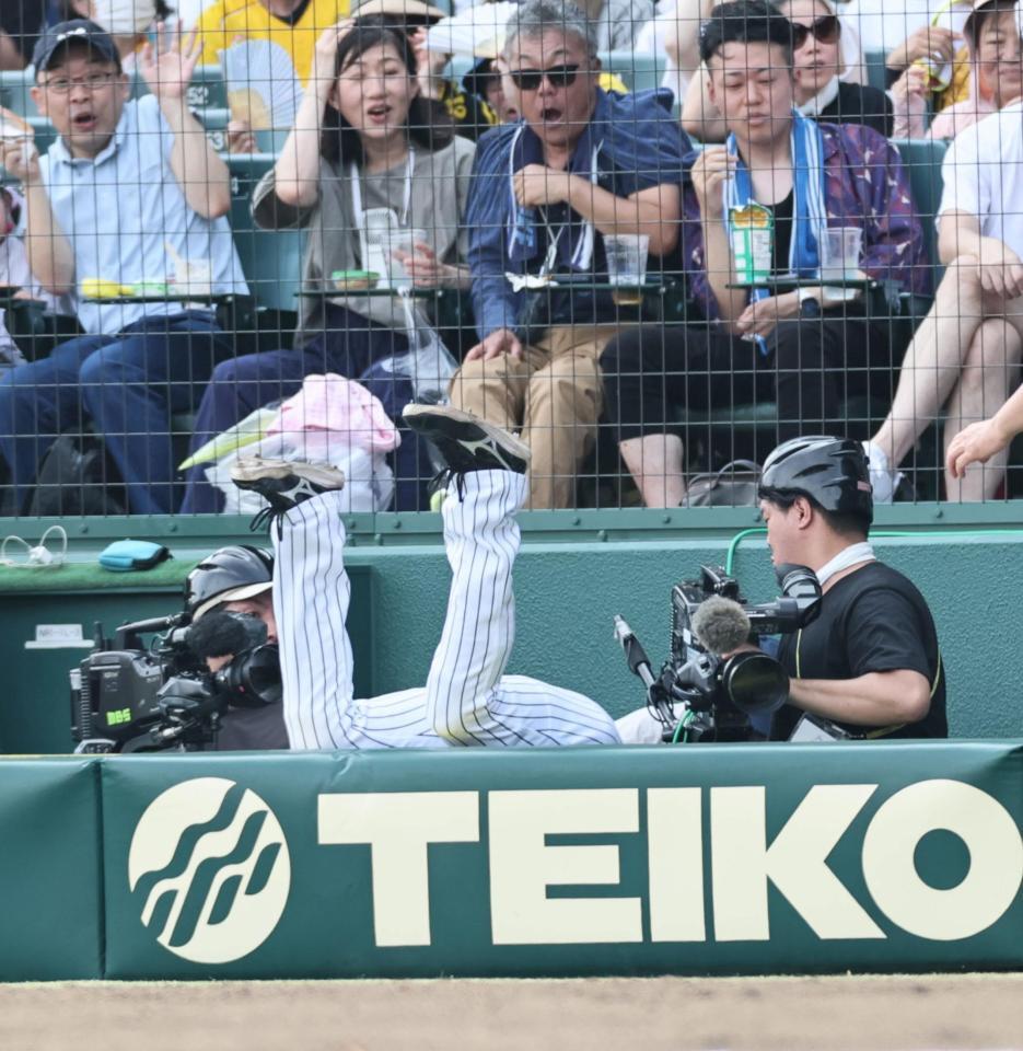 　３回、野村の打球を追ってカメラマン席へ落下する大山（撮影・田中太一）