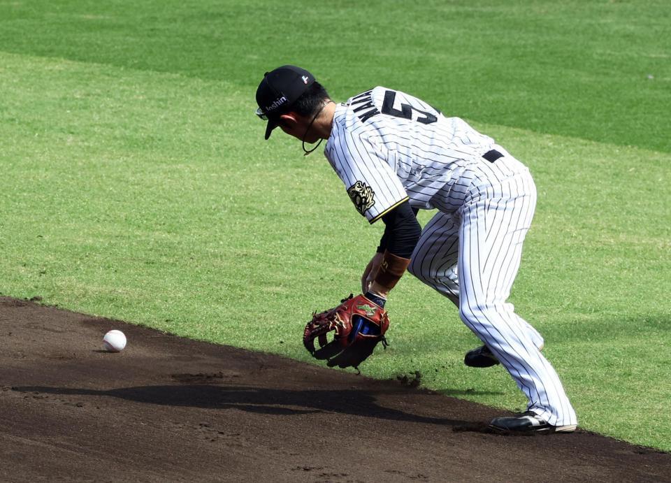 　４回、栗原の打球を失策する中野（撮影・山口登）