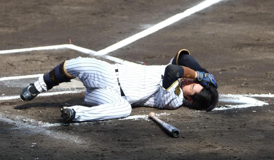 　６回、頭部に死球を受ける中野（撮影・山口登）