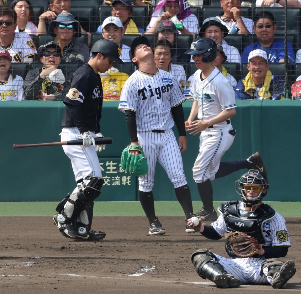 　４回、ダウンズに先制となる２点適時打を浴びた伊原（奥中央）＝撮影・北村雅宏